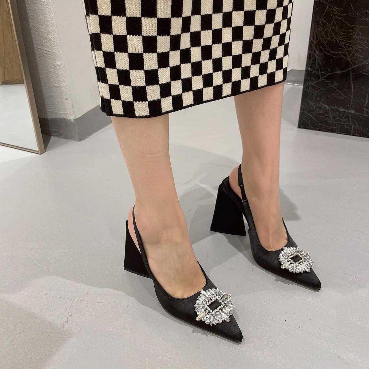 TRIANGLE HEELS